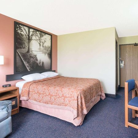 Hotel Super 8 By Wyndham Perham Extérieur photo