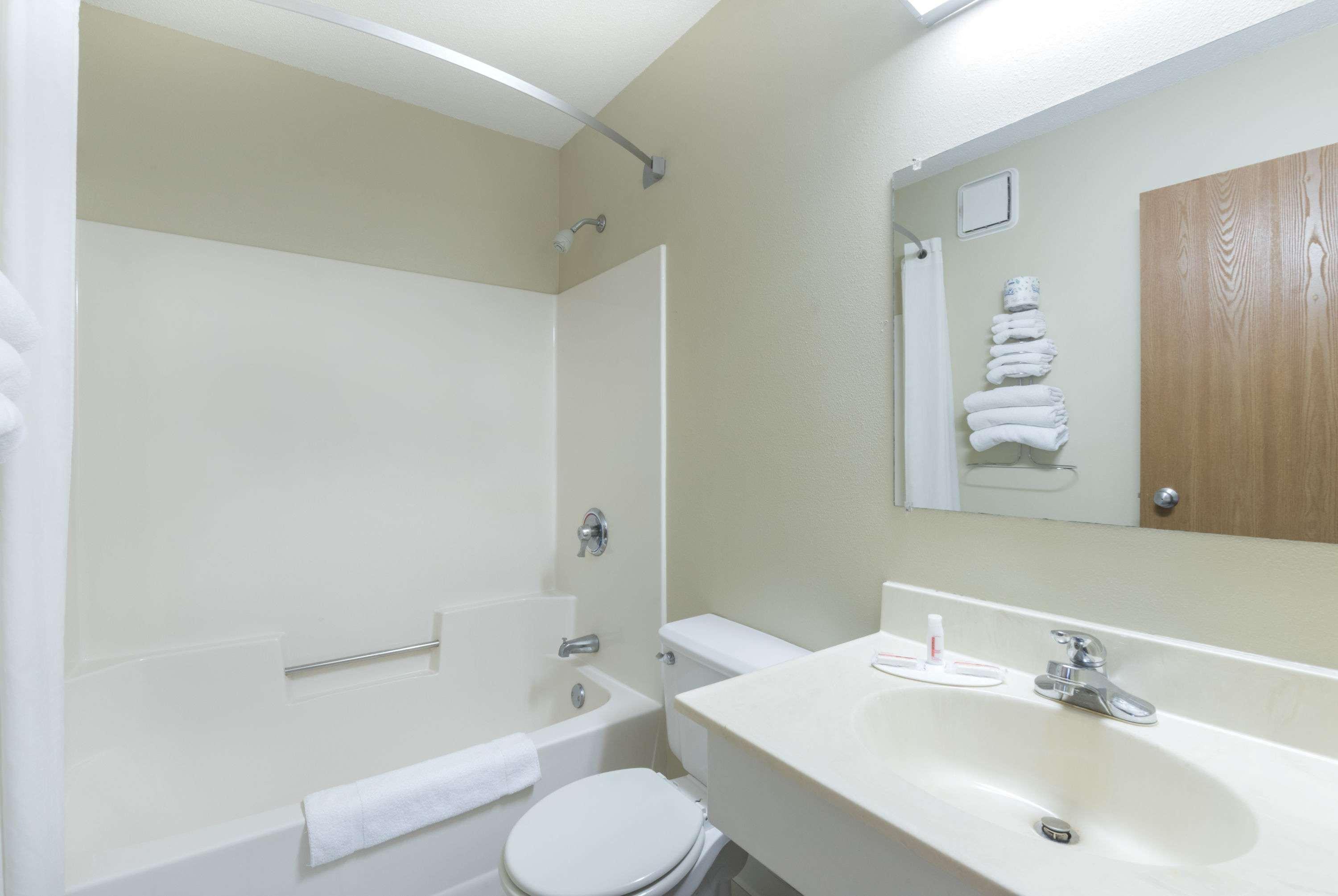 Hotel Super 8 By Wyndham Perham Extérieur photo