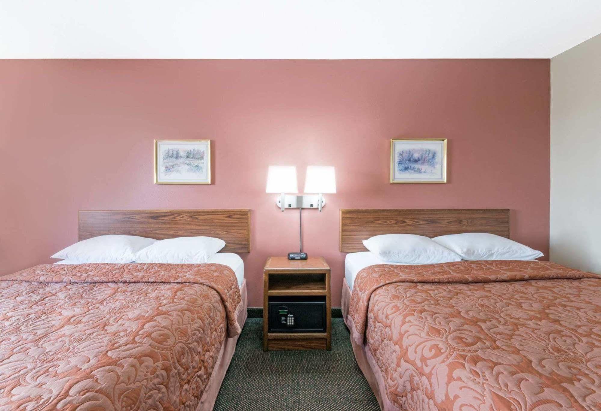 Hotel Super 8 By Wyndham Perham Extérieur photo