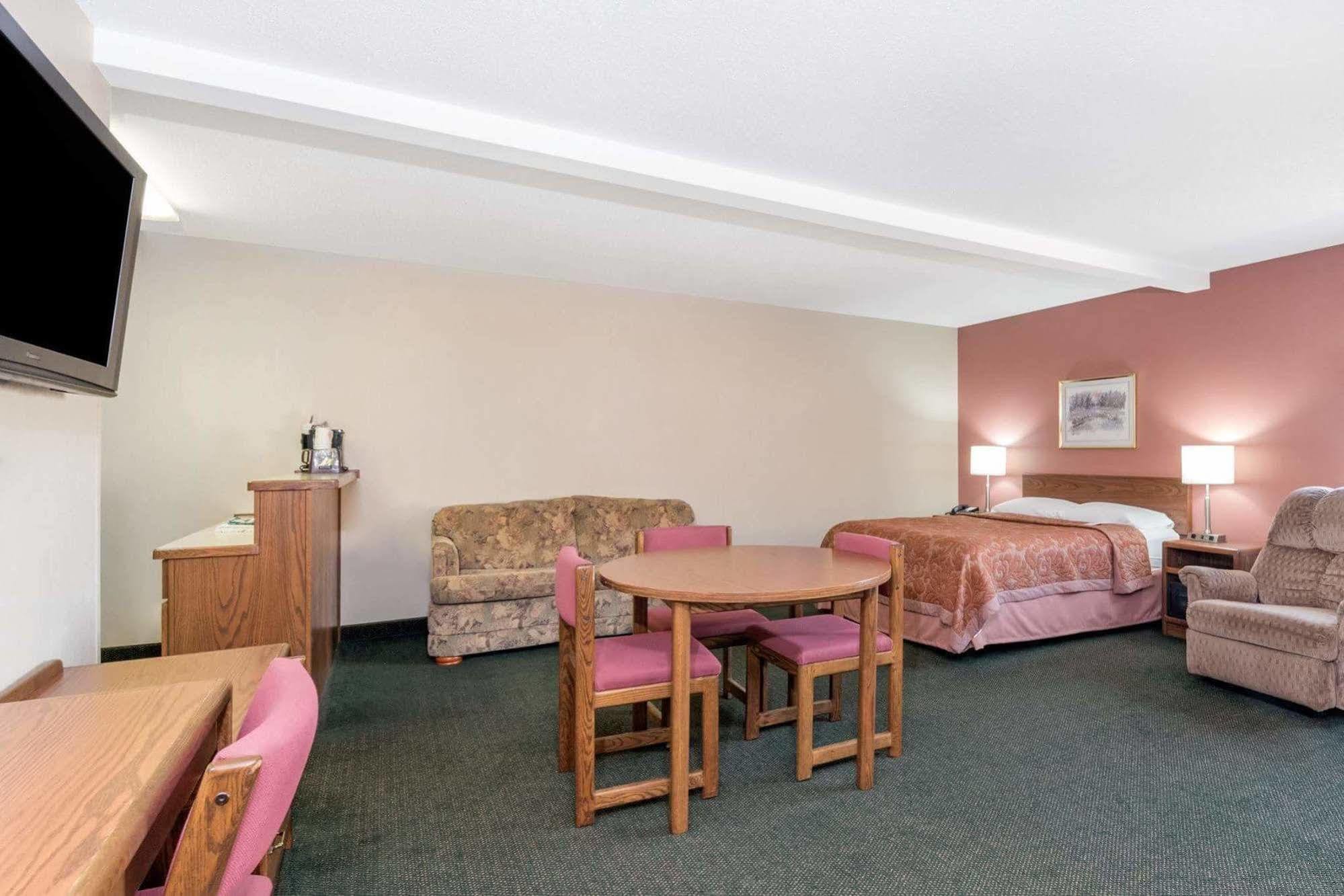 Hotel Super 8 By Wyndham Perham Extérieur photo